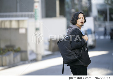 Portrait of a man in his early 30s 96720043