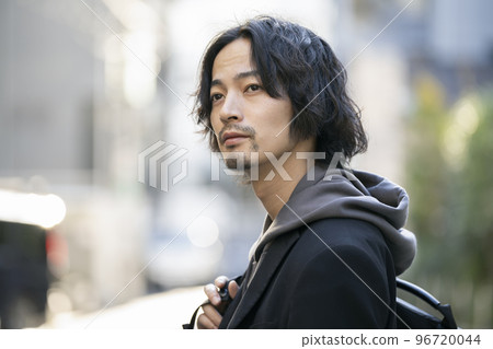 Portrait of a man in his early 30s Portrait of a man in his early 30s 96720044