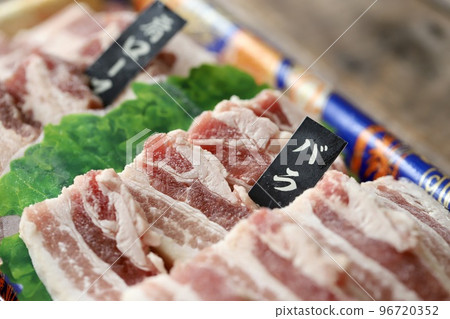 部分解凍的北海道三元豬五花肉和肩裡肌，用來烤肉 96720352