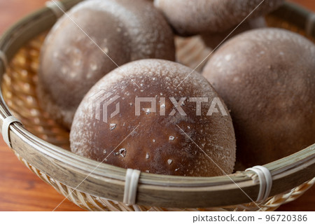 delicious looking shiitake 96720386