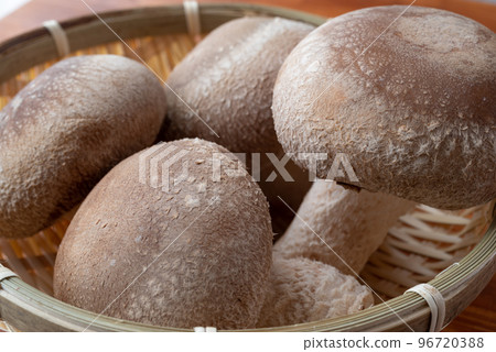 delicious looking shiitake 96720388