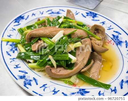Stir fried Pig's Kidney with garlic bolt. 96720751