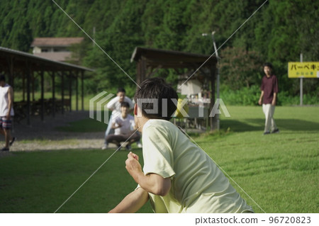 A man throwing a ball 96720823