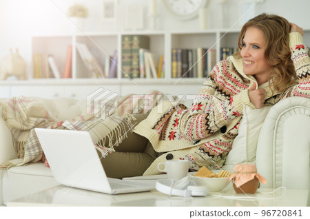 Portrait of a beautiful woman on the sofa 96720841