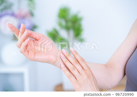 Women's hands for hand care [parts cut] 96720990