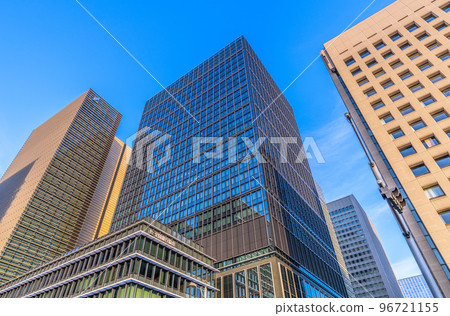 日本東京城市景觀 位於丸之內的日本銀行家協會。建築物沐浴在夕陽下染成橘黃色 96721155