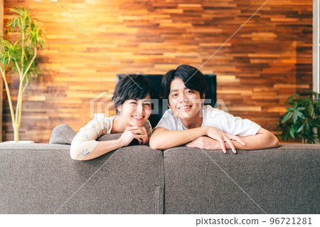 看電視的夫婦 96721281