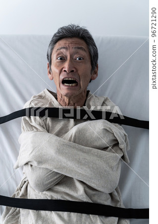 男人被綁在床上 男人被綁在床上 96721290