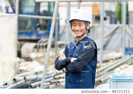 Workers standing at the construction site Civil engineering construction craftsmen Workers standing at the construction site Civil engineering construction craftsmen 96721311