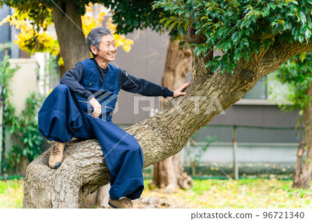 爬樹園丁園丁的老人 96721340