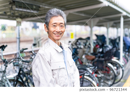 自行車停車場經理的老人 自行車停車場經理的老人 96721344