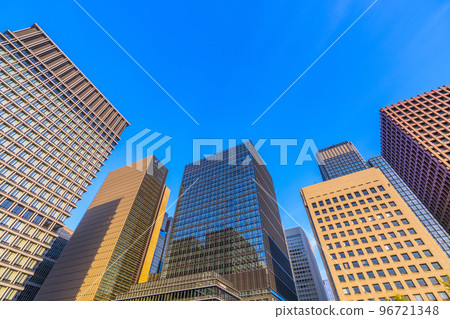 日本東京城市景觀 位於丸之內的日本銀行家協會。建築物沐浴在夕陽下染成橘黃色 96721348