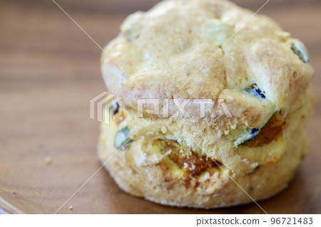 金合歡木盤子裡的南瓜烤餅 金合歡木盤子裡的南瓜烤餅 96721483