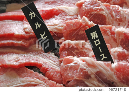 用木炭烤的烤肉看起來很好吃 96721748
