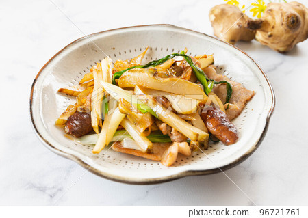 Chinese stir-fried Jerusalem artichoke and pork Chinese stir-fried Jerusalem artichoke and pork 96721761