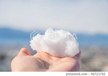 手掌上純白的雪 96721782