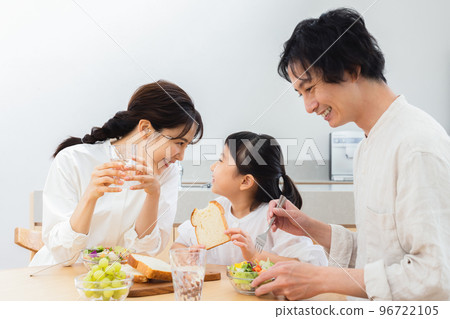 Family to eat breakfast 96722105