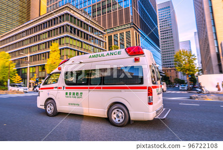 日本東京城市景觀 與大手町站相連的丸之內日本銀行家協會前奔跑的救護車 日本東京城市景觀 與大手町站相連的丸之內日本銀行家協會前奔跑的救護車 96722108