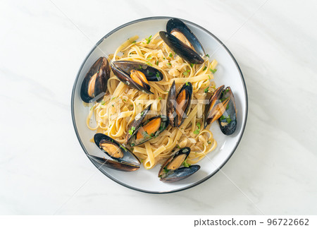linguine spaghetti pasta vongole white wine sauce 96722662