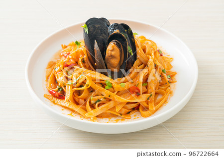 Spaghetti pasta with mussels or clams and tomato sauce 96722664