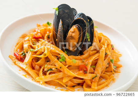 Spaghetti pasta with mussels or clams and tomato sauce Spaghetti pasta with mussels or clams and tomato sauce 96722665