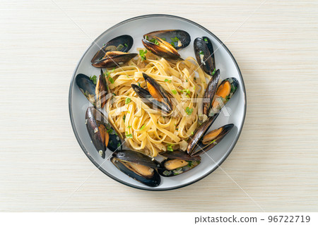 linguine spaghetti pasta vongole white wine sauce 96722719