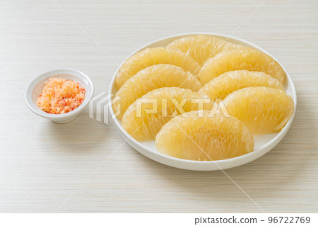 Fresh peeled pomelo, grapefruit or shaddock 96722769
