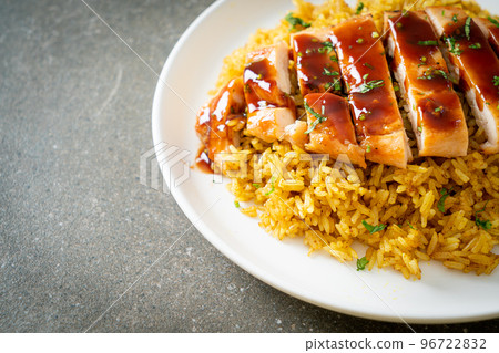 grilled sweet and chilli chicken with curry rice 96722832