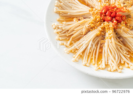 steamed golden needle mushroom or enokitake with soy sauce, chilli and garlic 96722976