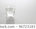 想像水的白色背景 96723183