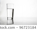 想像水的白色背景 96723184