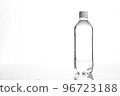 想像水的白色背景 96723188