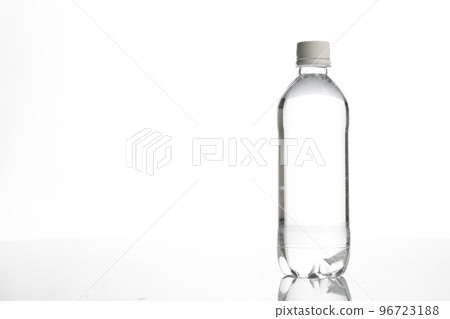 A white background imagining water 96723188