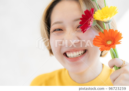 拿著非洲菊的年輕女子的肖像 96723239