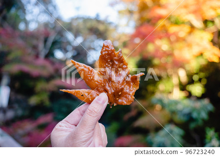 Maple tempura, a Minoh specialty 96723240