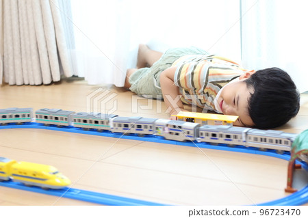 Boys playing on the plarail 96723470
