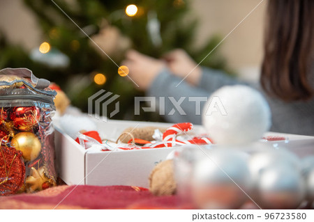 decorating christmas tree inside 96723580