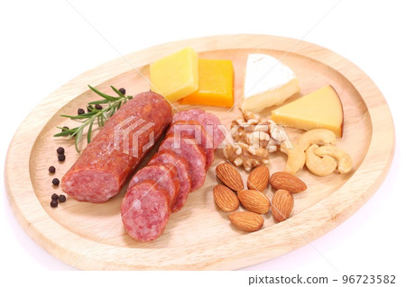 開胃小菜意大利臘腸杏仁腰果奶酪明亮的背景 96723582