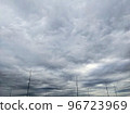 站在多雲的天空中的避雷針 96723969