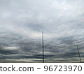 站在多雲的天空中的避雷針 96723970
