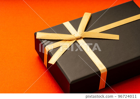 Gift box with a simple ribbon 96724011