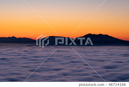 美麗的漸變黎明天空和雲海 96724166