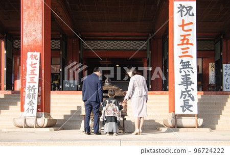 Wearing hakama and praying for Shichi-go-san as a family 96724222