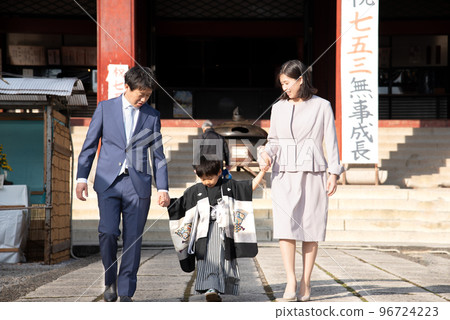 Wearing hakama and praying for Shichi-go-san as a family 96724223