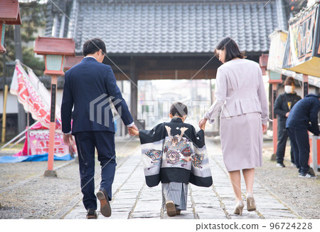 穿著袴，一家人為七五桑祈禱 96724228