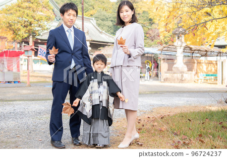 Wearing hakama and praying for Shichi-go-san as a family Wearing hakama and praying for Shichi-go-san as a family 96724237
