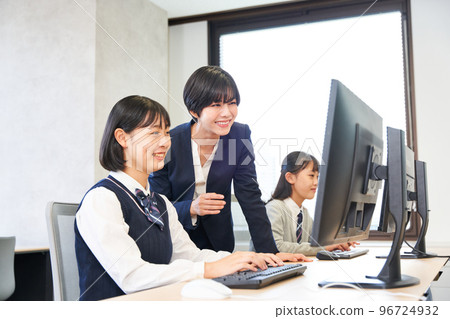 初中生學習電腦課場景編程 96724932