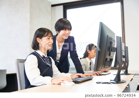 初中生學習電腦課場景編程 96724934