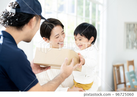 Image of delivery to family at the entrance Image of delivery to family at the entrance 96725060