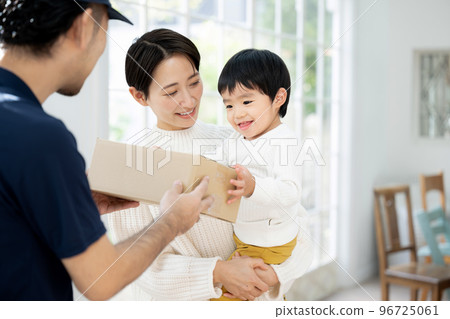 Image of delivery to family at the entrance Image of delivery to family at the entrance 96725061
